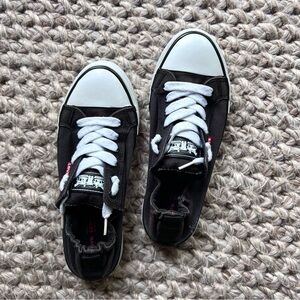 Levi’s women’s size 7 sneakers good condition black elastic back canvas